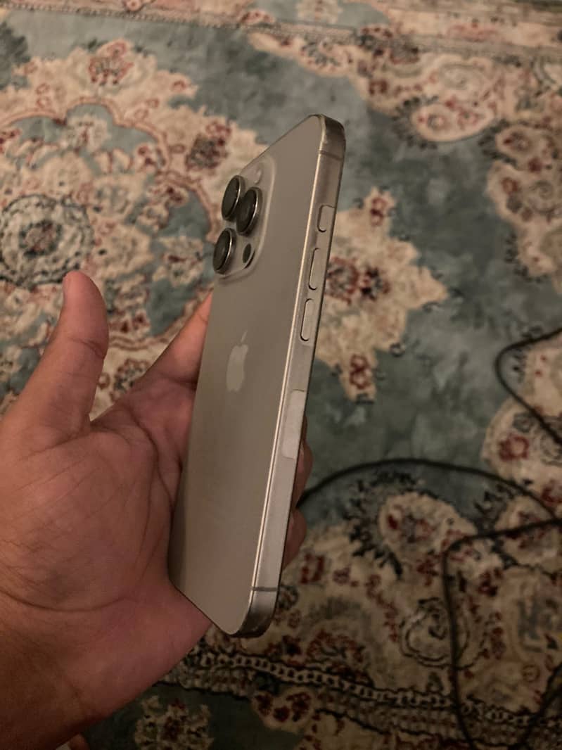 Apple iPhone 16 Pro 3