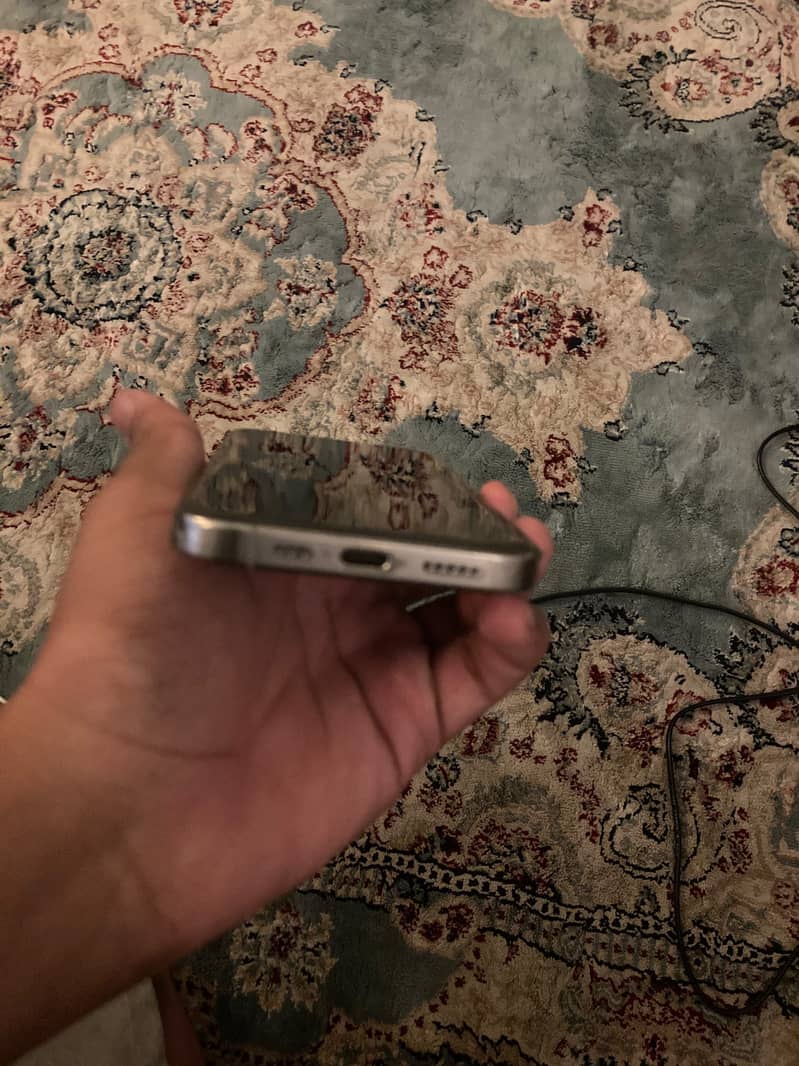 Apple iPhone 16 Pro 4