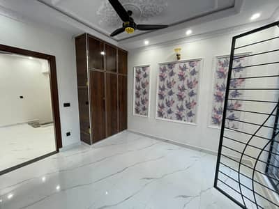 Prime Location Sabzazar Scheme House Sized 5 Marla For rent
