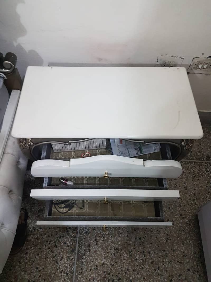 Complete Bedset (bed, dressing table, side table) 6