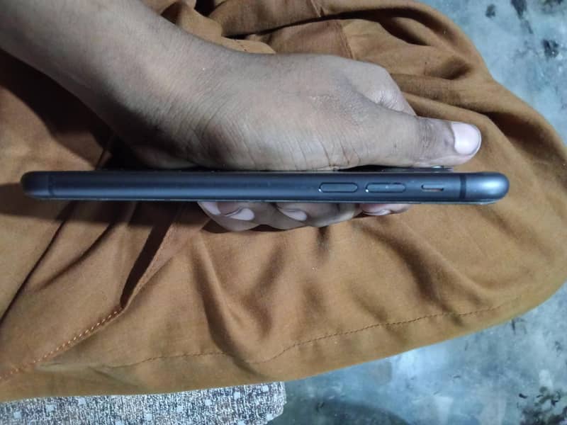Apple iPhone 11 3