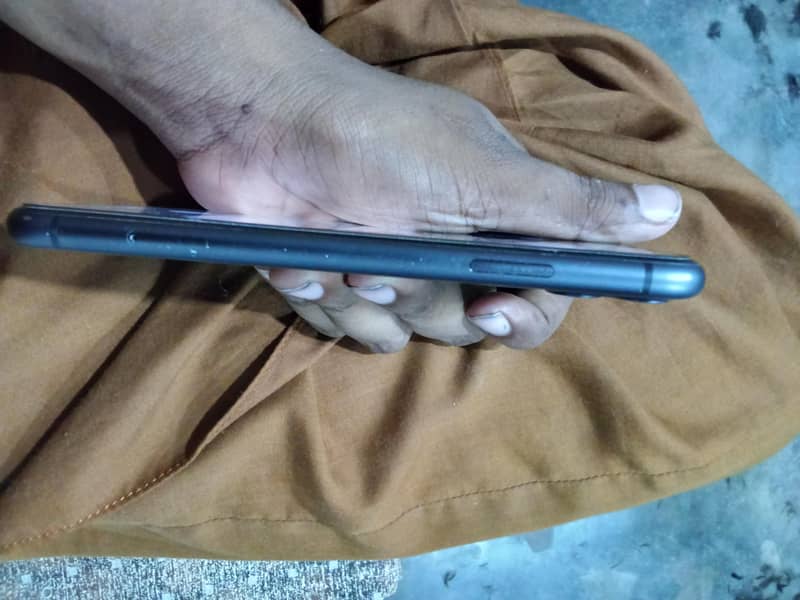 Apple iPhone 11 4