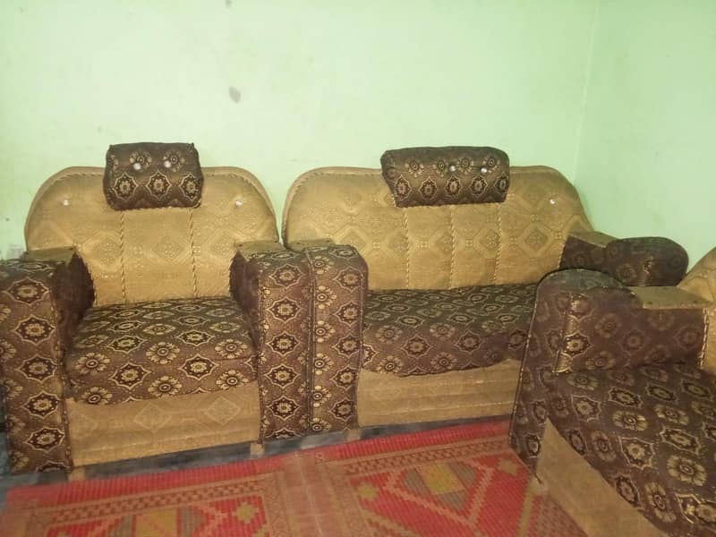 6 sitters sofa set good condition 1