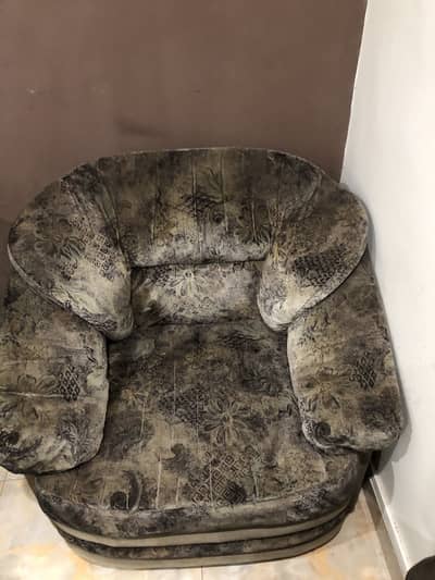 Complete sofa set in average condition but quality is good