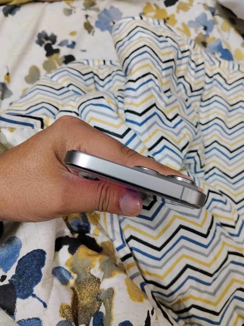 iPhone 16 pro max 3