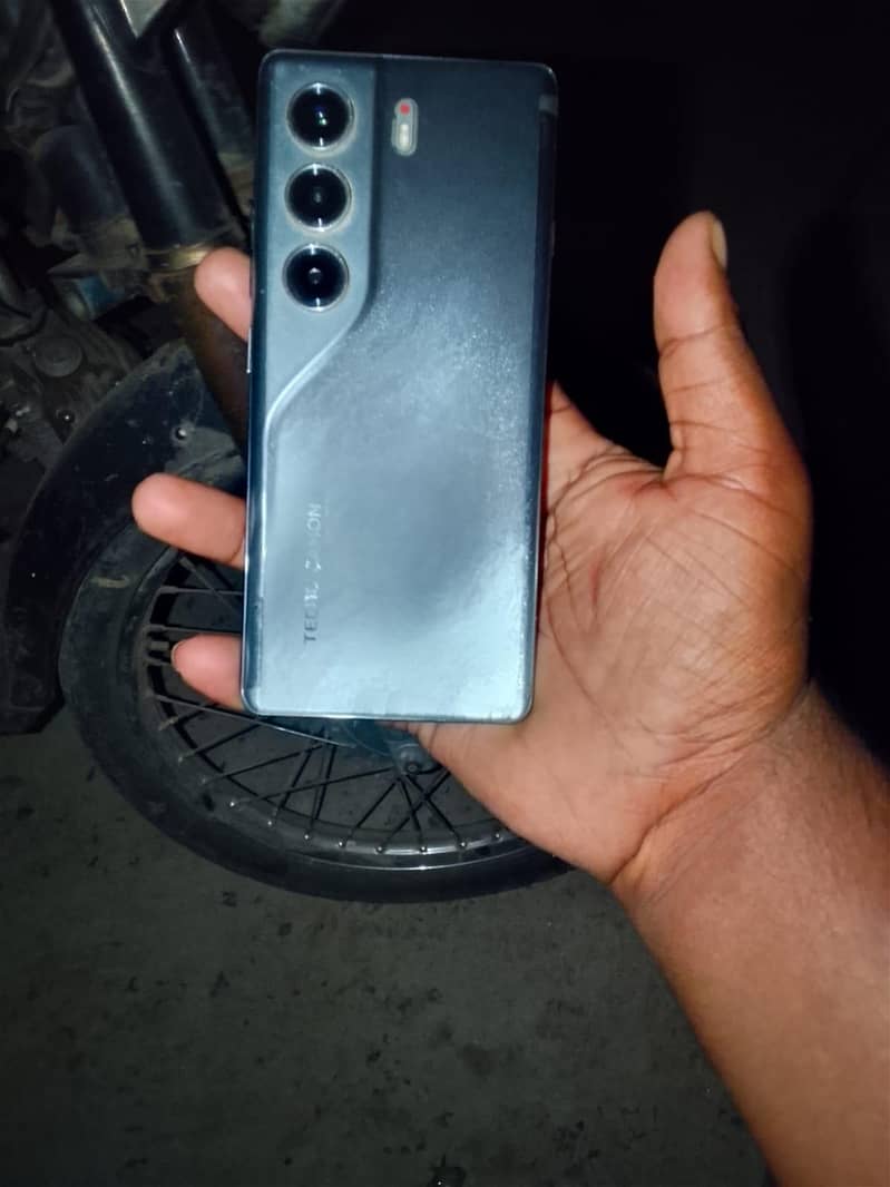 Tecno CAMON 40 Pro 1
