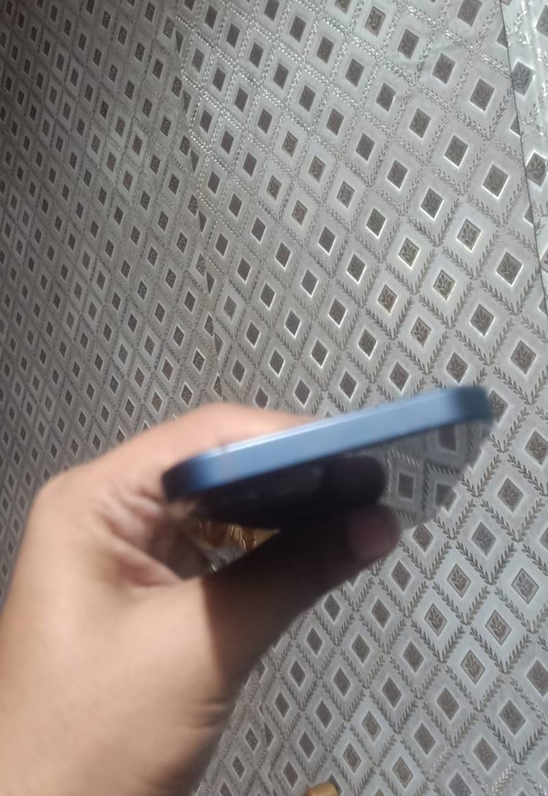 Apple iPhone 12 4