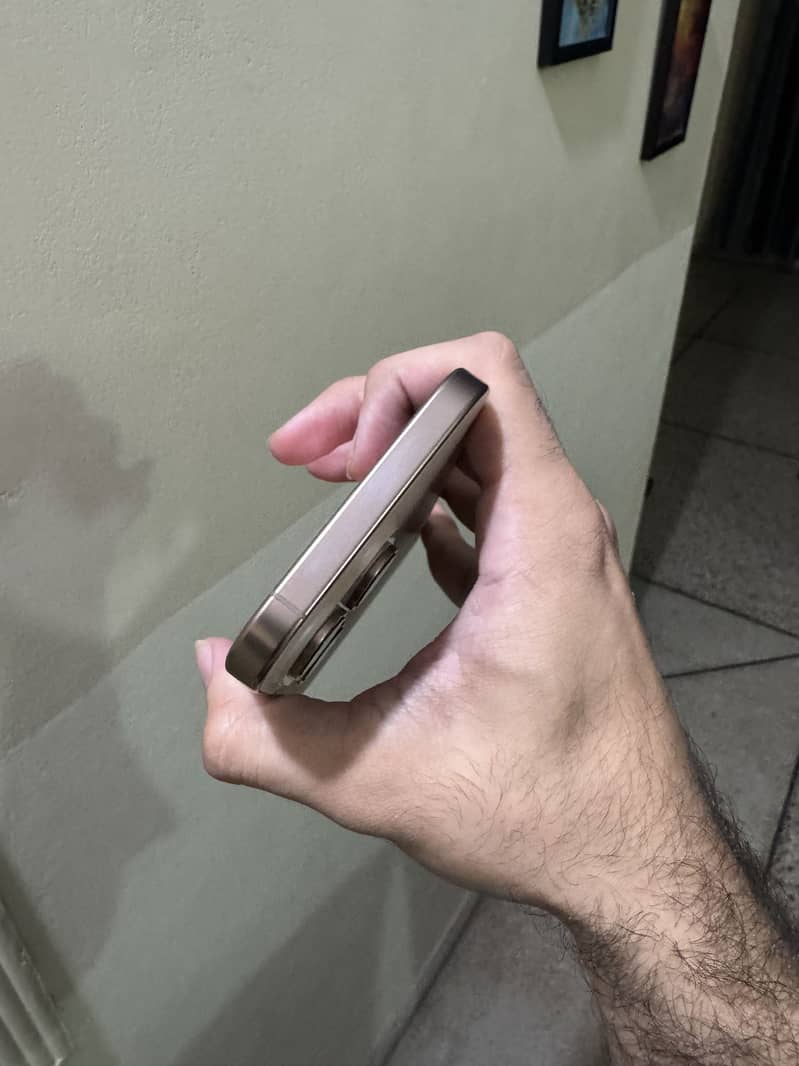 Apple iPhone 16 Pro Max 9