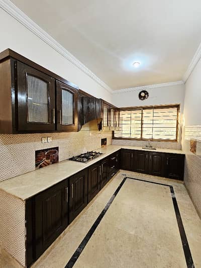 1 Kanal Separate Gate Upper Portion With Servant Quarter Gas Electric Sep Boring Parking G-14/4