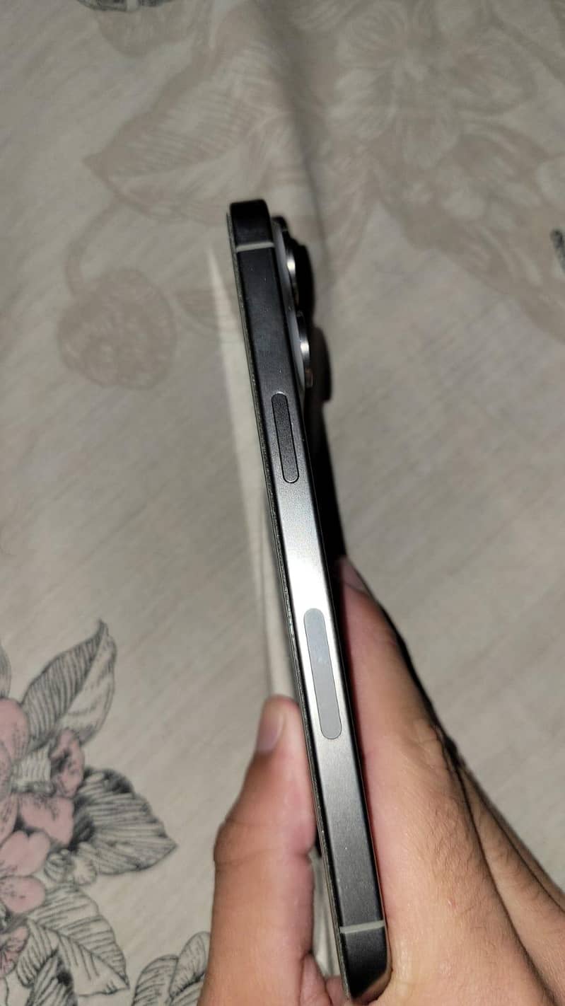 Apple iPhone 15 Pro Max 2