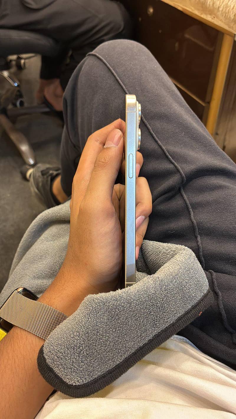 Apple iPhone 15 Pro Max 2