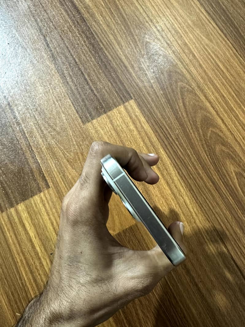 Apple iPhone 15 Pro 3