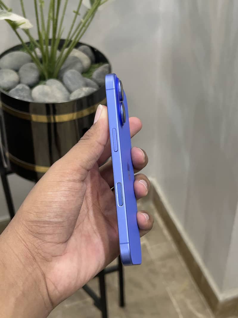 Apple iPhone 16 5
