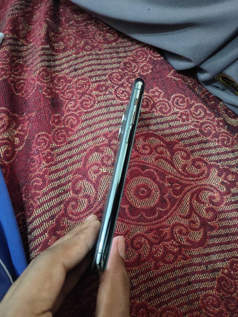 Apple iPhone 11 Pro 4