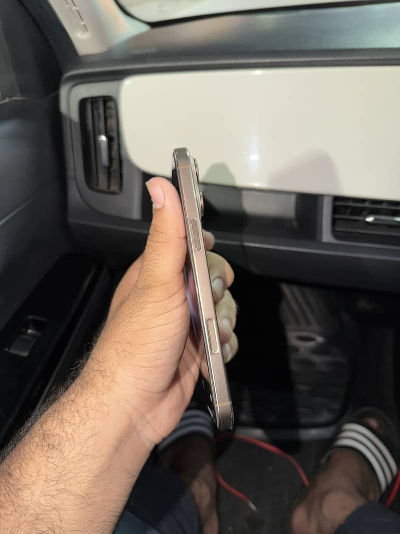 Apple iPhone 16 Pro Max 1