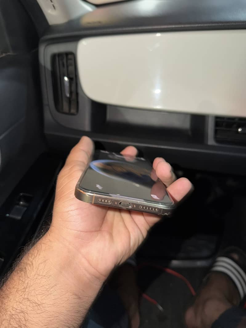 Apple iPhone 16 Pro Max 4