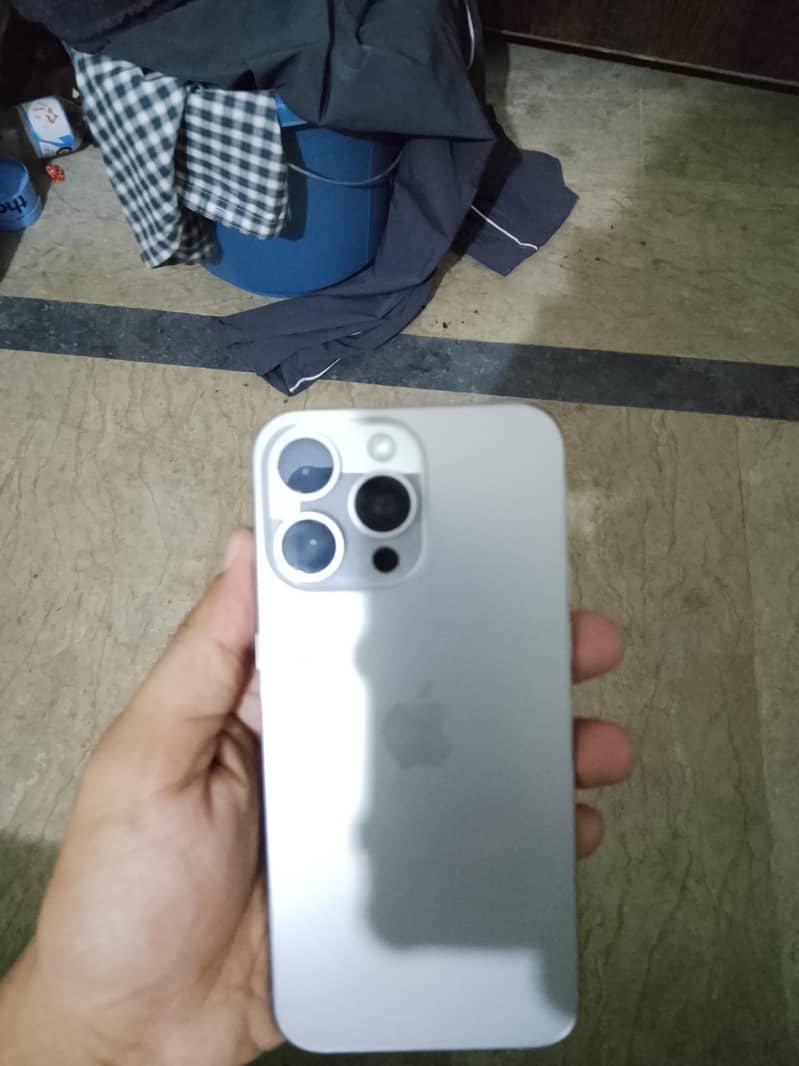 Apple iPhone 15 Pro Max 4