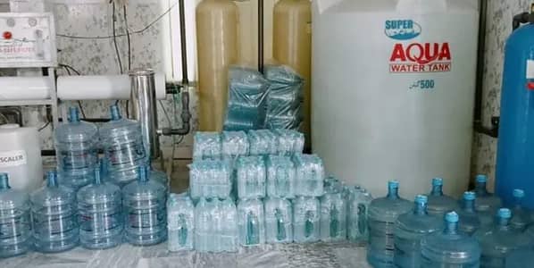 500ml are 1000ml ki botal he pani k sath