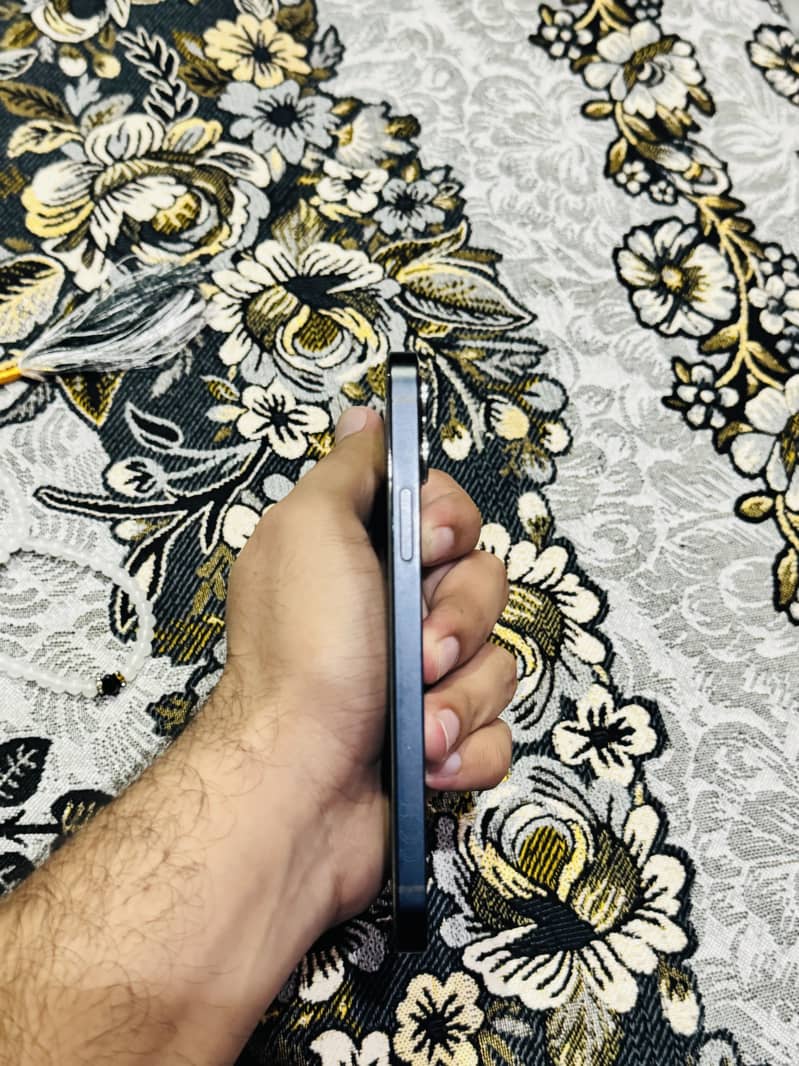 Apple iPhone 12 3