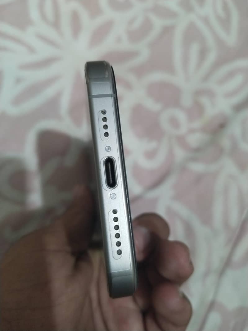 Apple iPhone 15 Pro Max 4