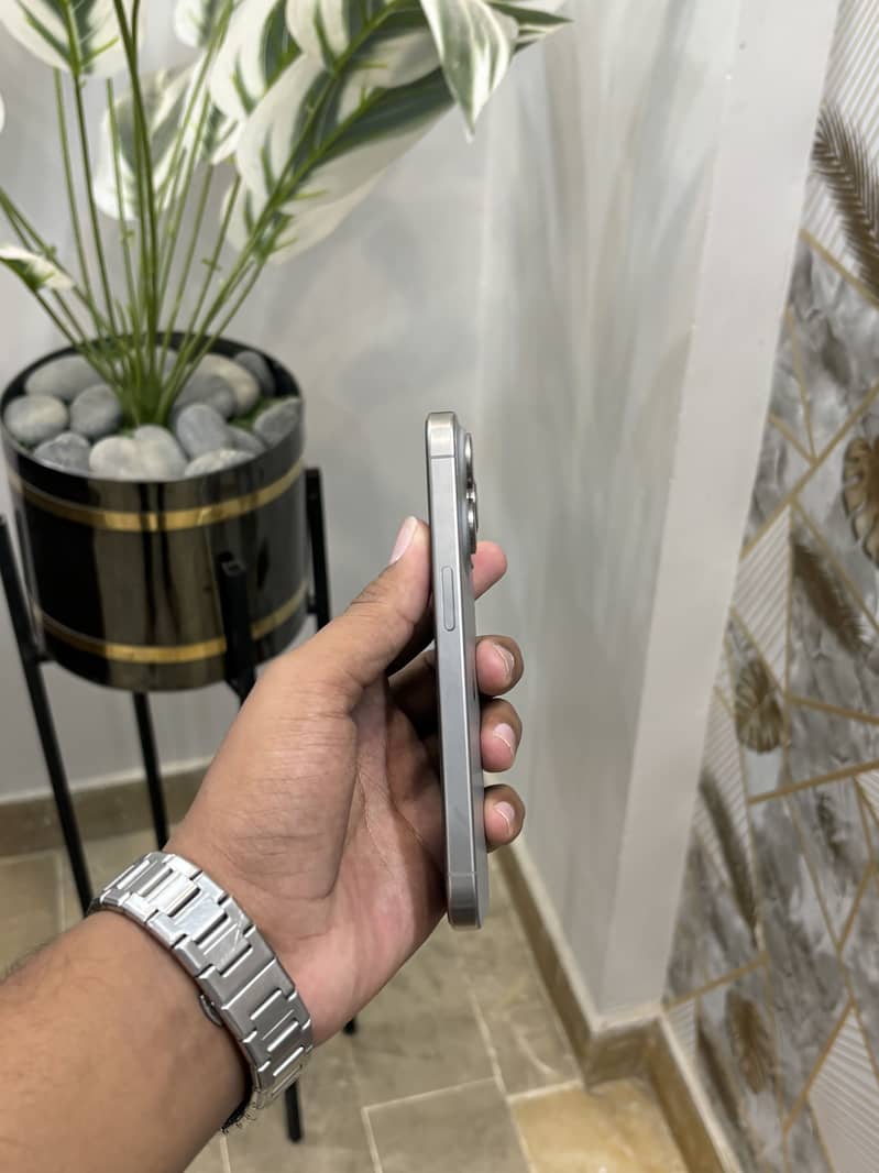 Apple iPhone 15 Pro 2