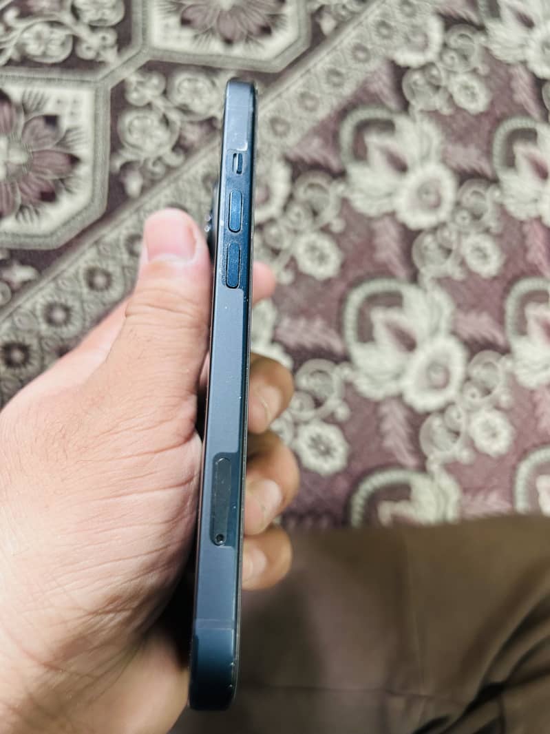 Apple iPhone 13 jv 0