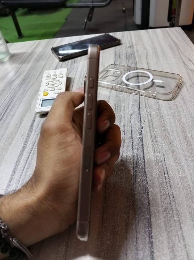 Apple iPhone 16 Pro 1