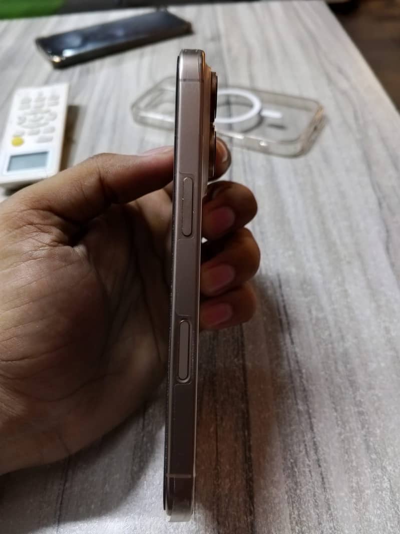 Apple iPhone 16 Pro 3