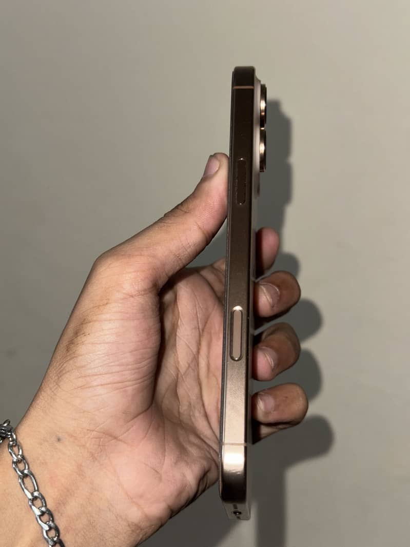 Apple iPhone 16 Pro Max 5