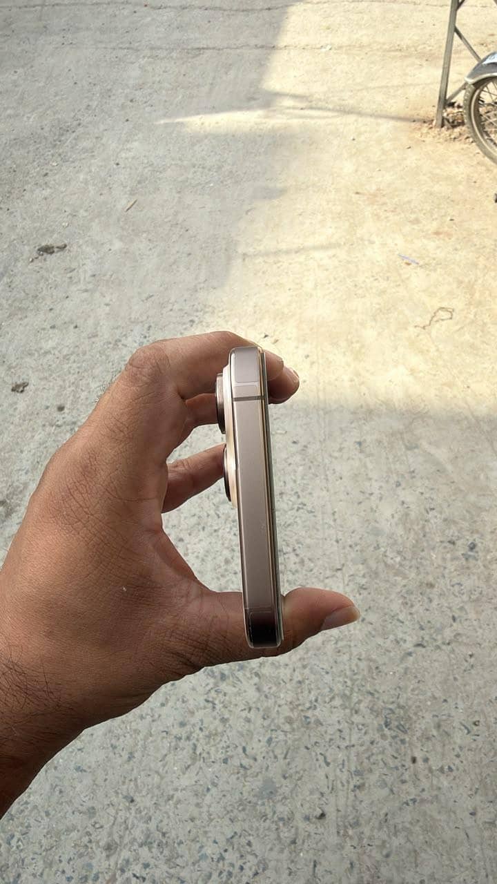 Apple iPhone 16 Pro Max 2