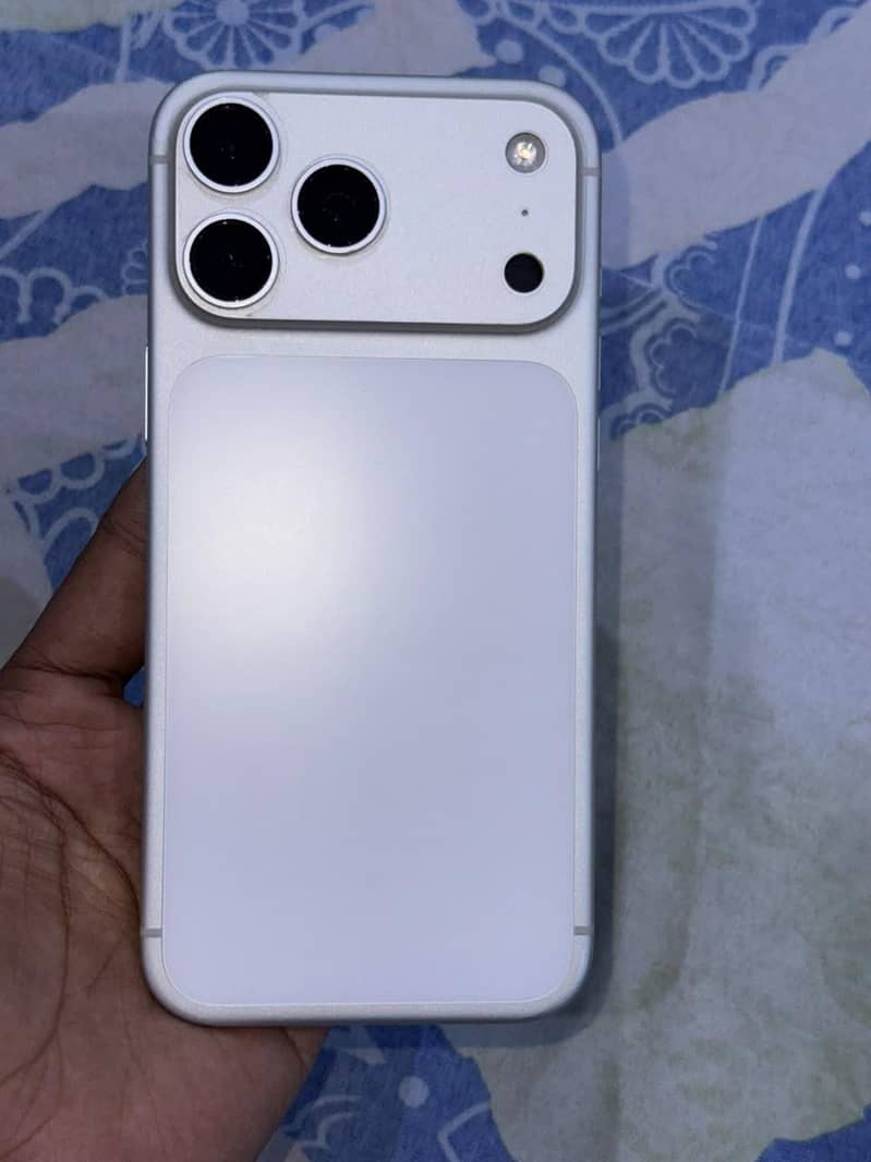 Apple iPhone 17 Pro Max 4