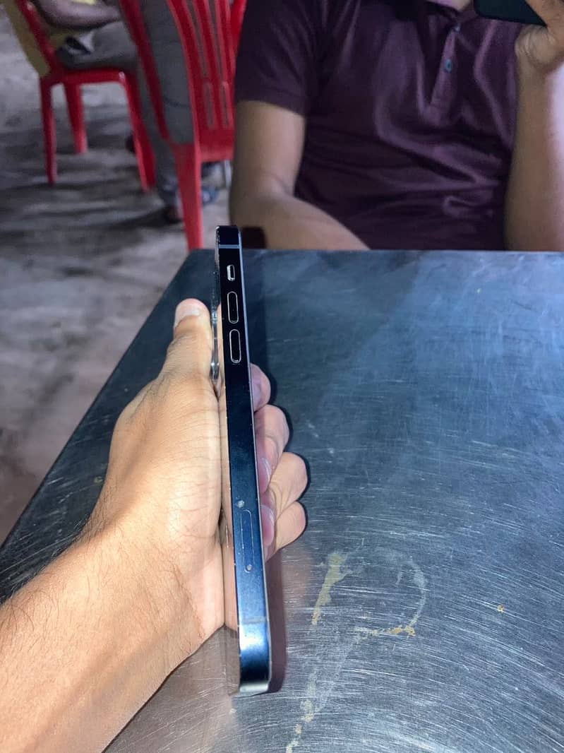 Apple iPhone 12 4