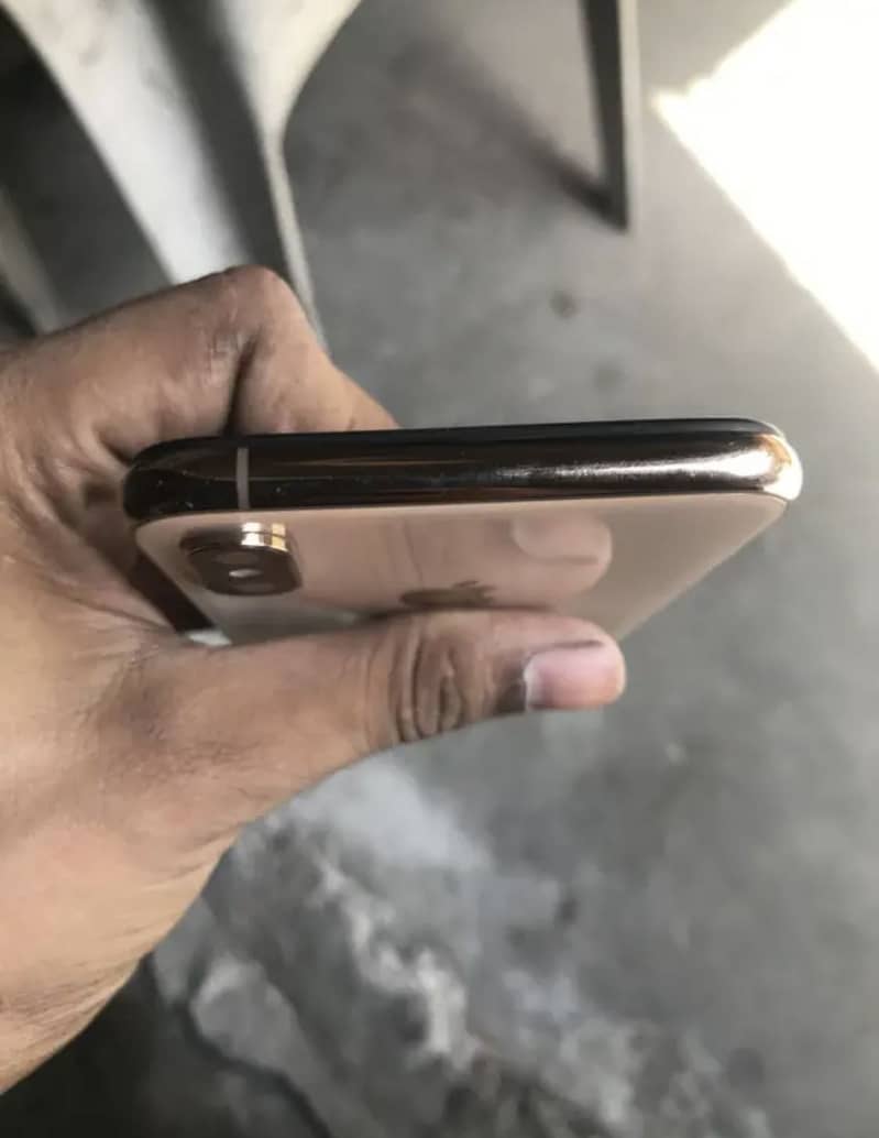 Apple iPhone XS 4