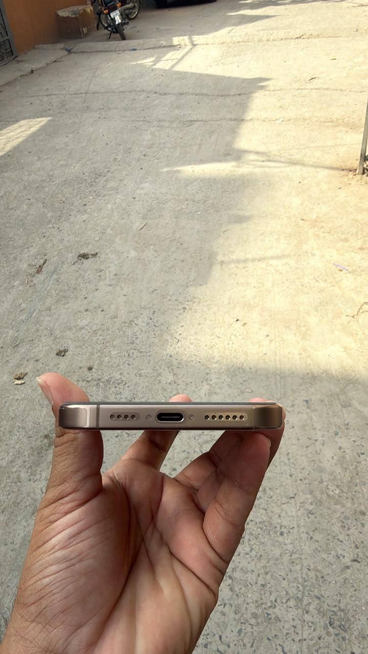 Apple iPhone 16 Pro Max 1