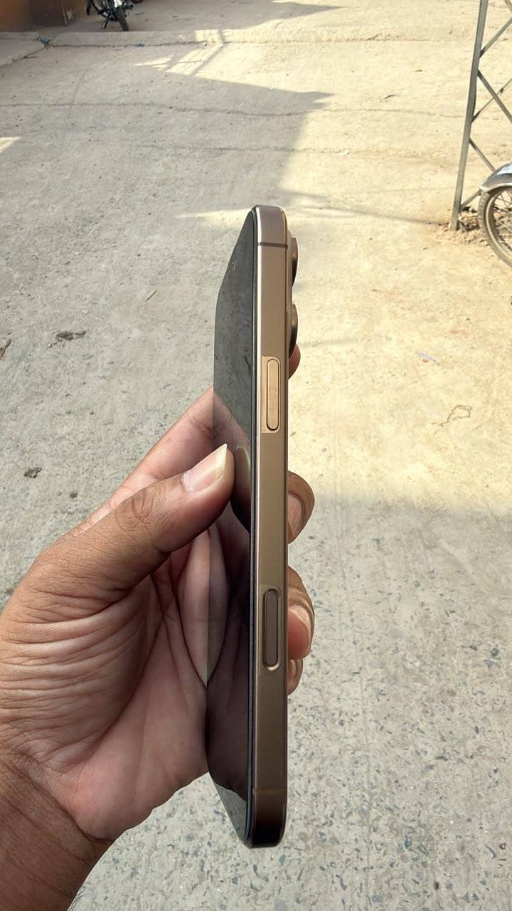 Apple iPhone 16 Pro Max 2