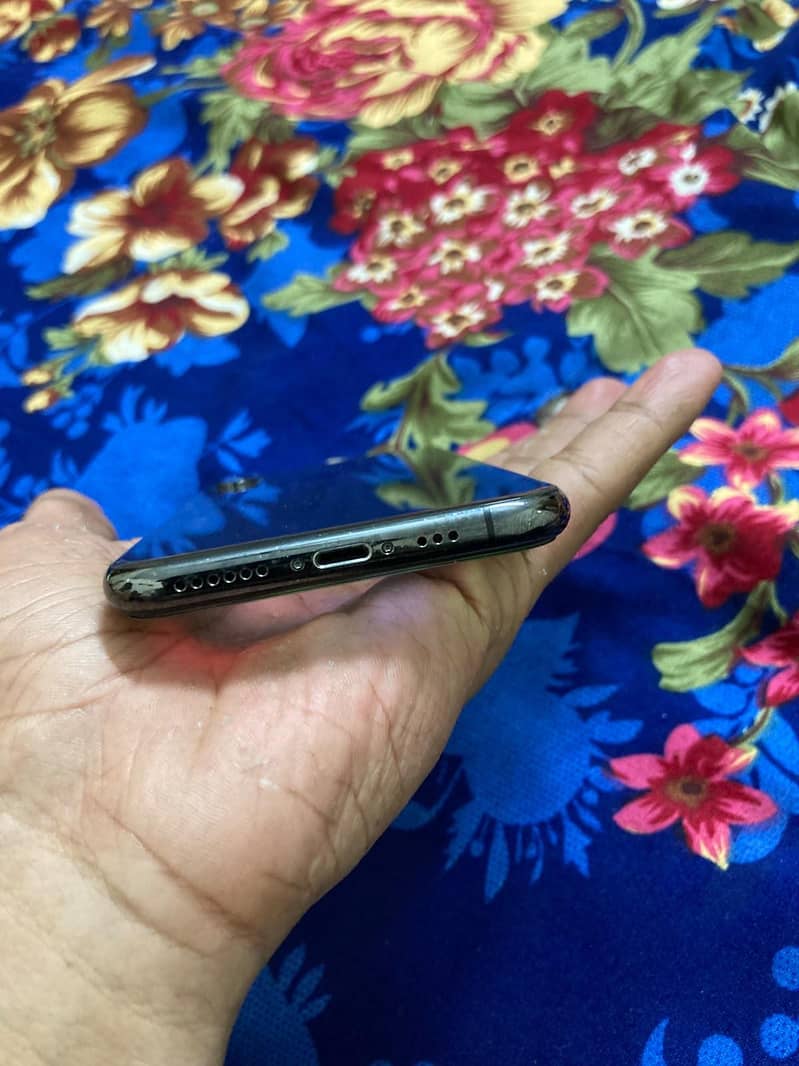 Apple iPhone XS 4