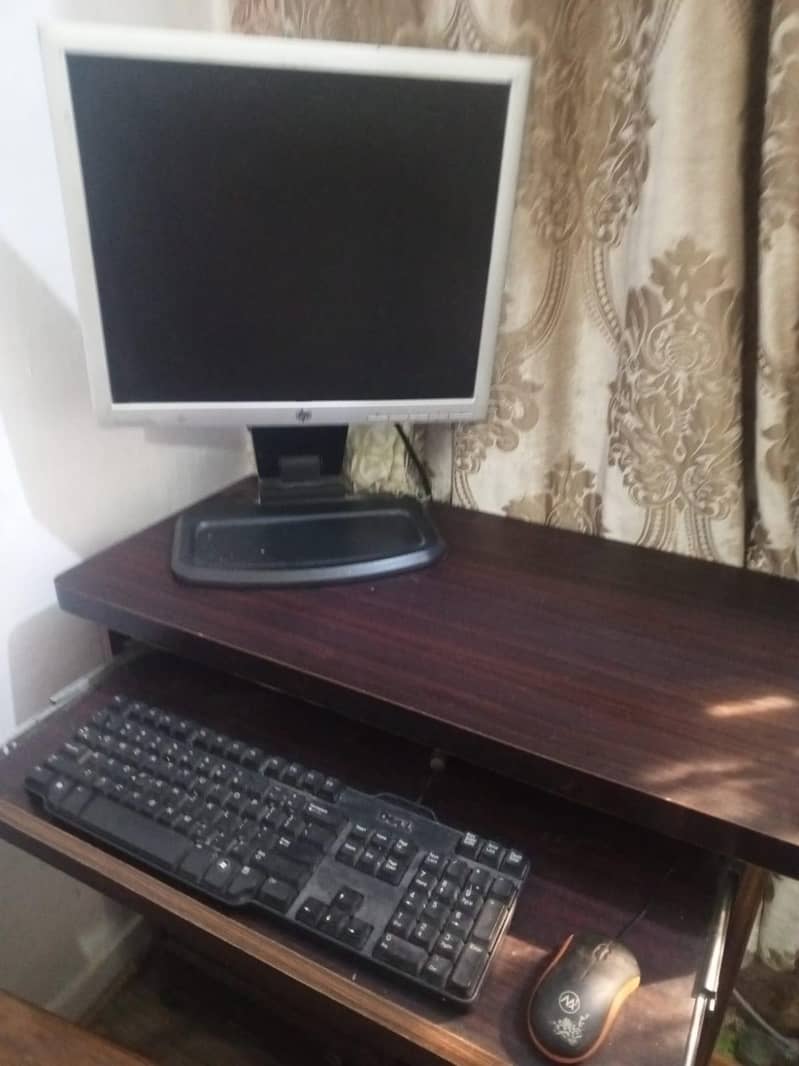 computer With LCD And Table 4