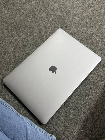 MacBook pro 2019 i7 16inch