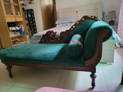 Elegant Antique-Style Green Velvet Chaise Lounge / 2 Seater Dewan