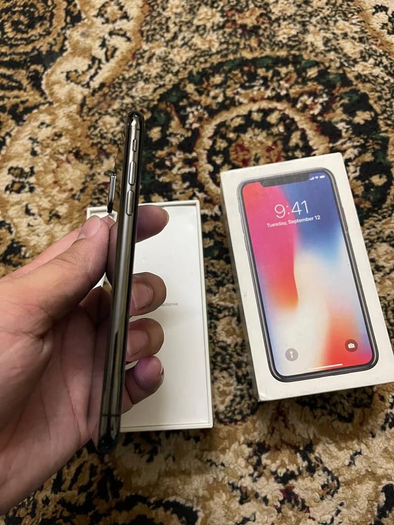 iPhone X complete box 4