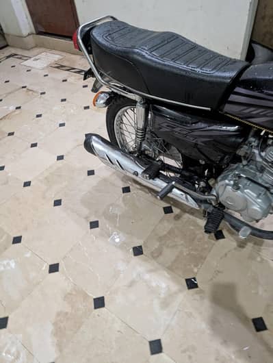 Honda CD 125 golden number hai bike ha
