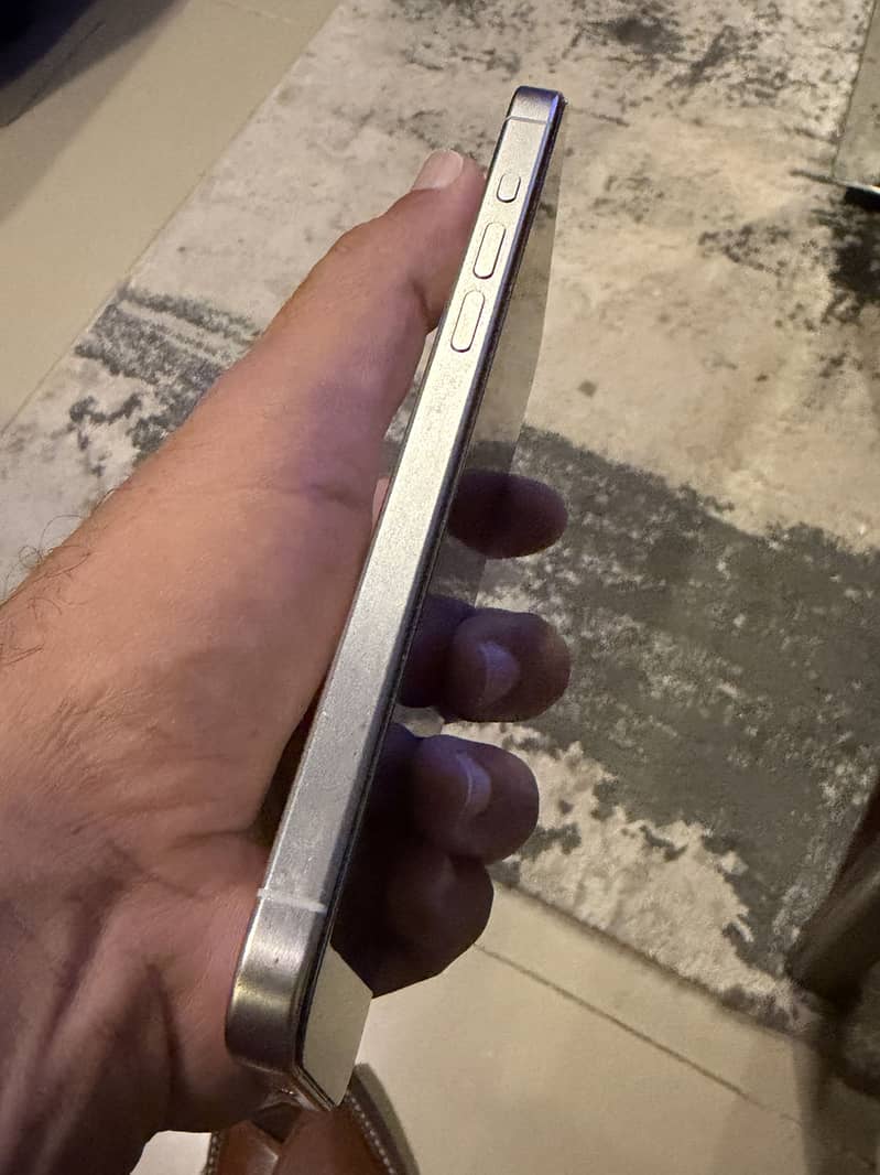 Apple iPhone 15 Pro Max 4