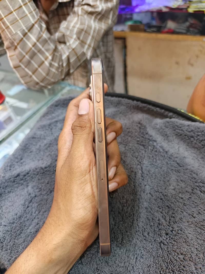 Apple iPhone 16 Pro Max 1