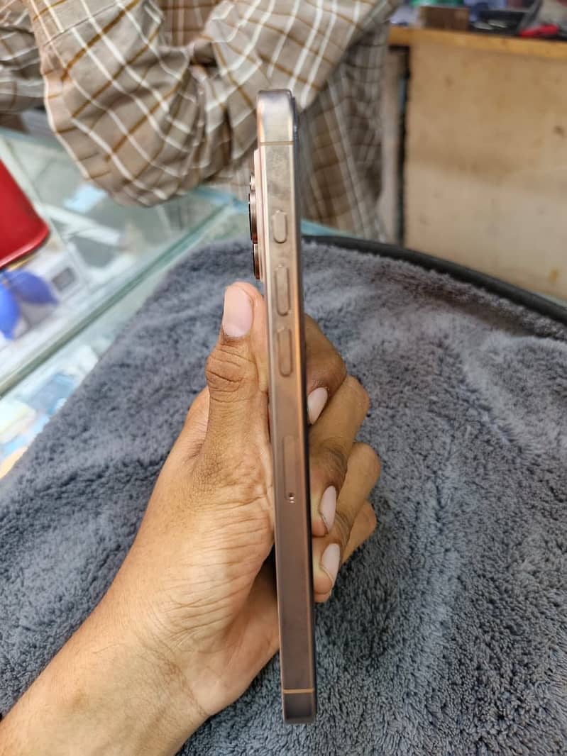 Apple iPhone 16 Pro Max 5