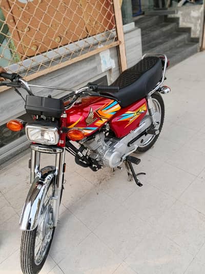 Honda 125 Red color