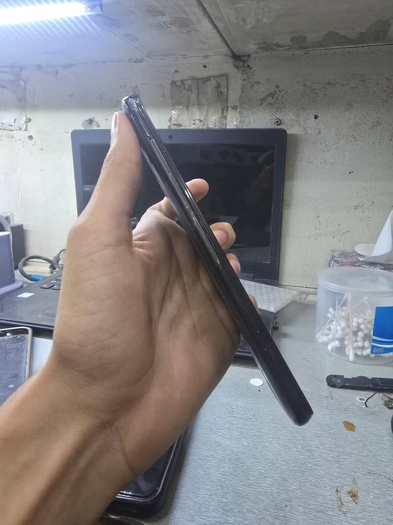 Samsung Mobile A70 1