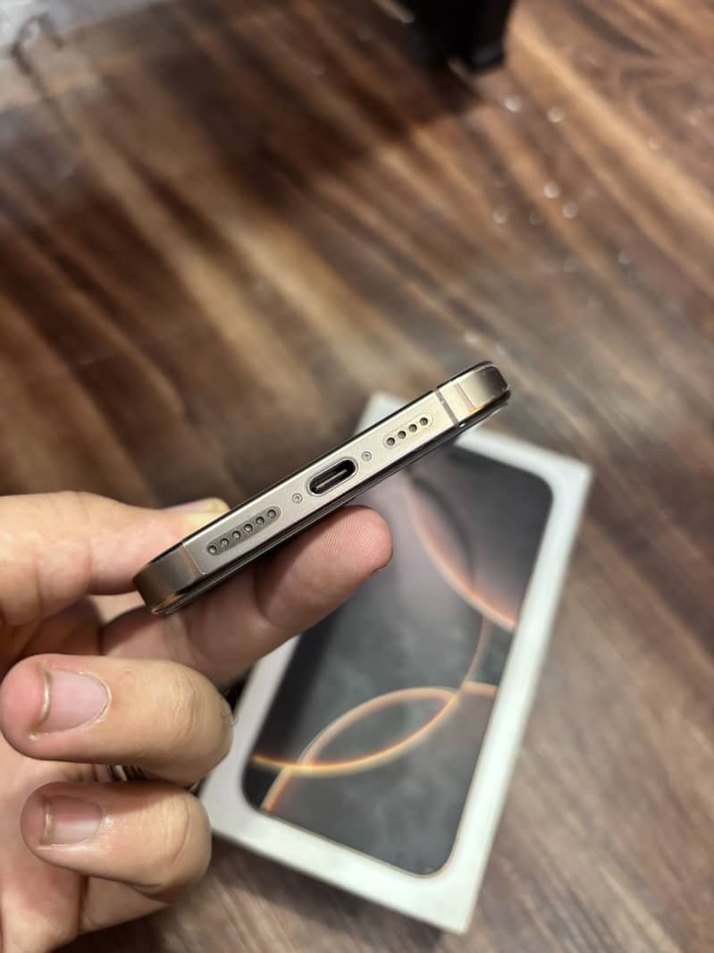Apple iPhone 16 Pro Max 4