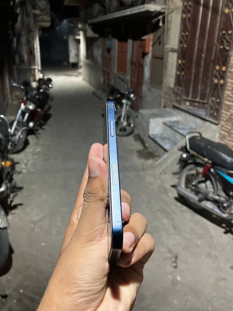 iPhone 12 4