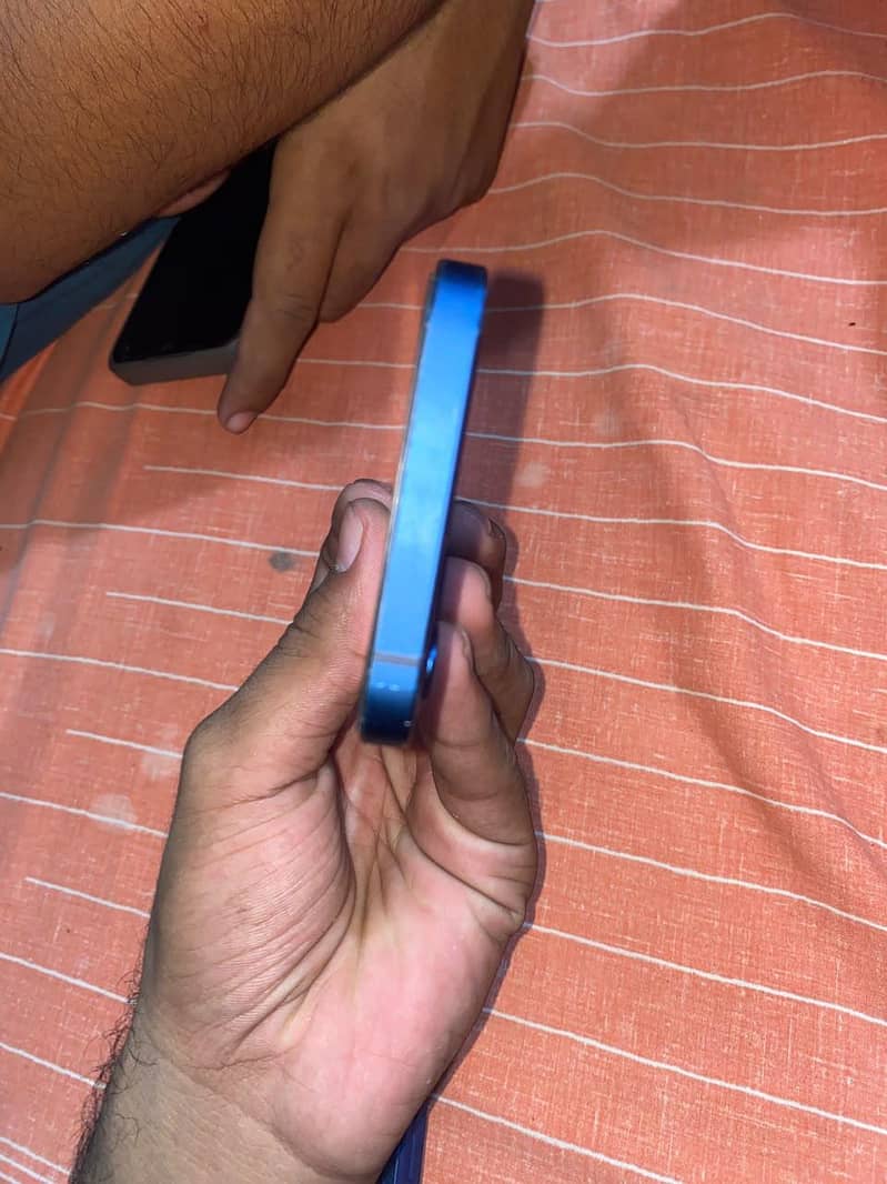 Apple iPhone 12 4