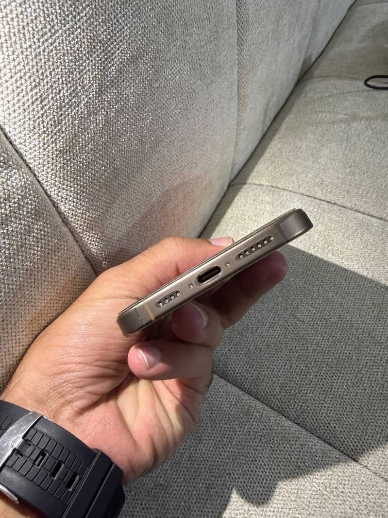 Apple iPhone 16 Pro Max 1